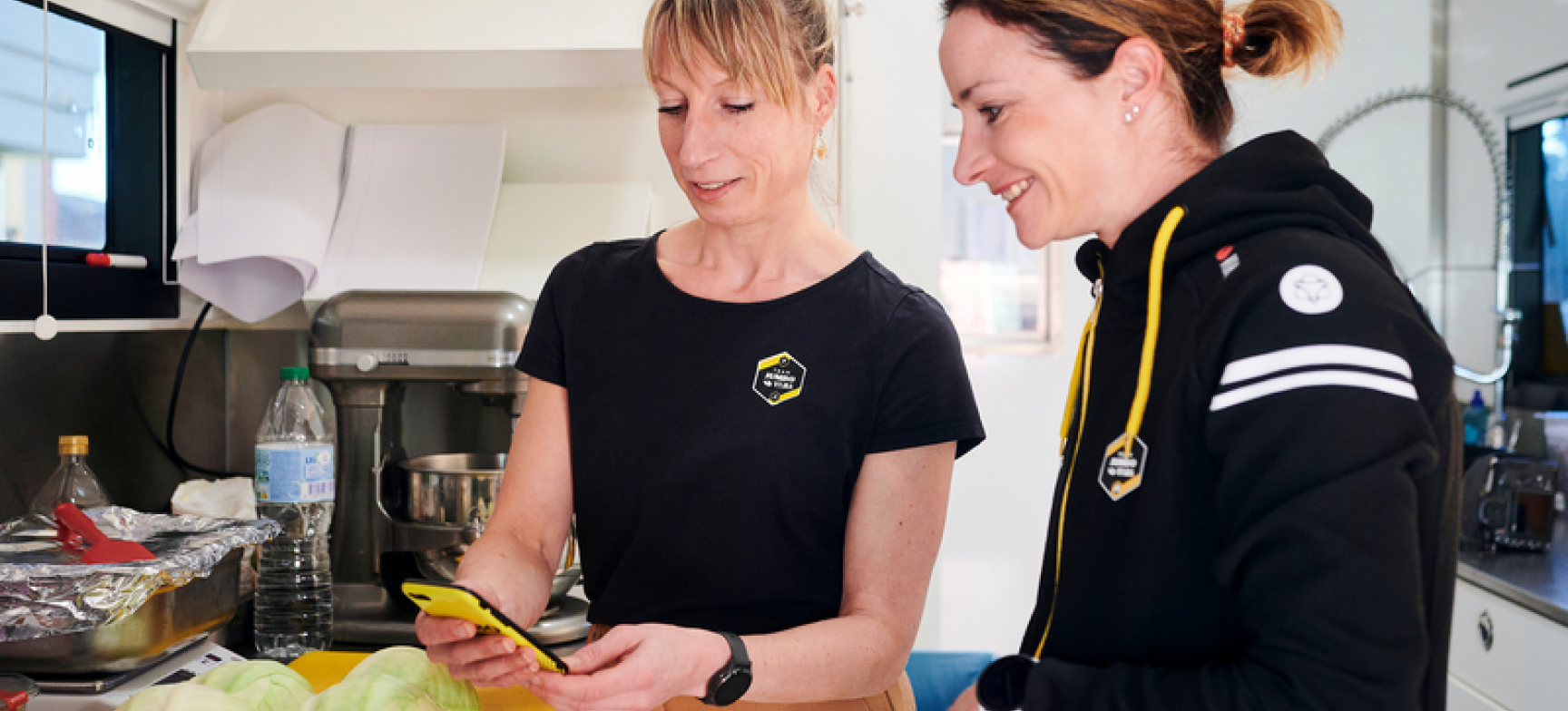 Nutritionist Karin Lambrechtse showing the FoodCoach app to Marianne vos