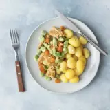 Broad beans with vegetable chicken pieces, potatoes and apricots