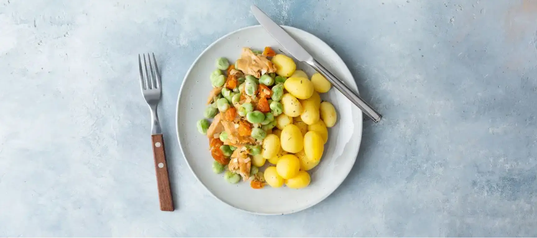 Broad beans with vegetable chicken pieces, baby potatoes and apricots