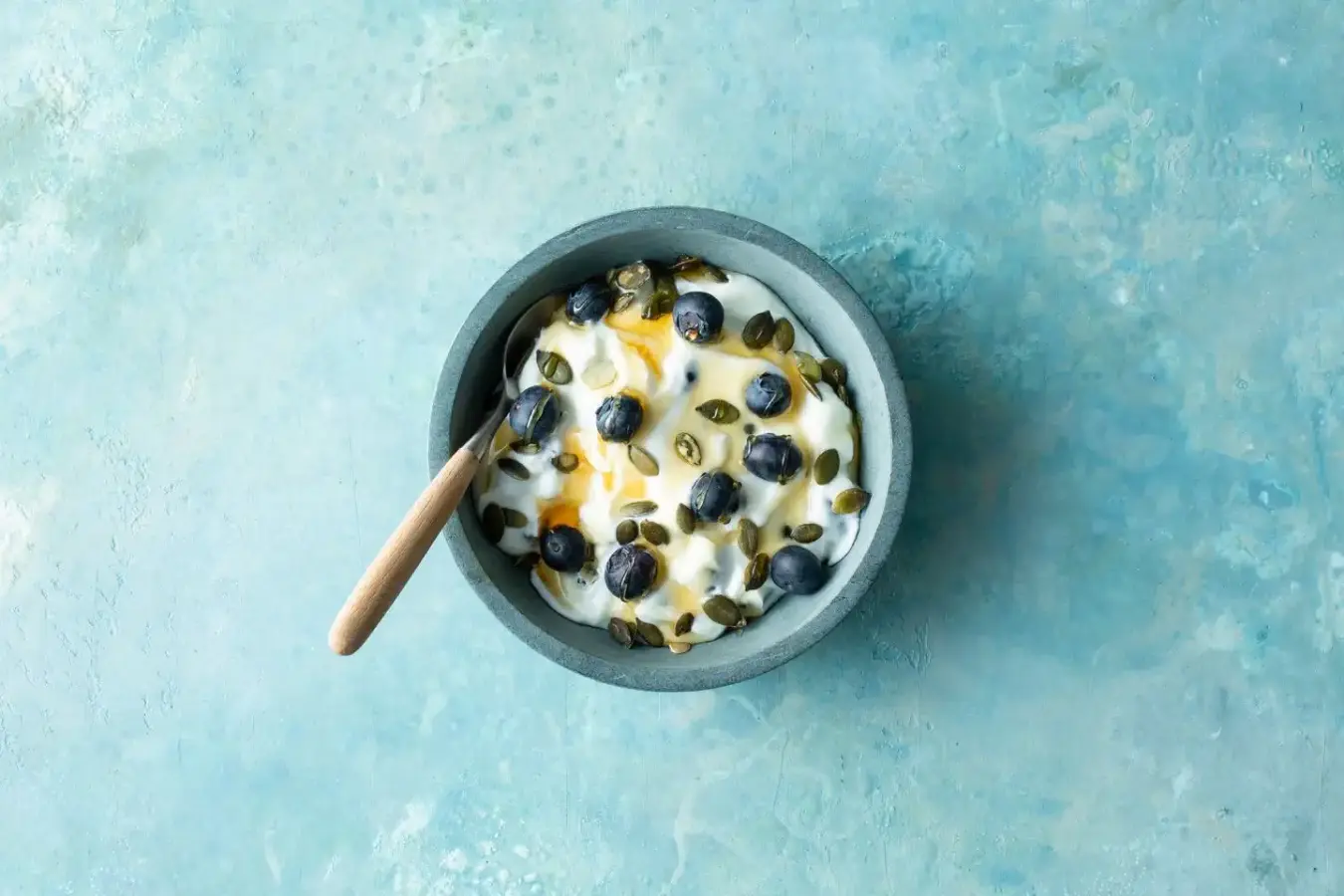 Low-fat quark with blueberries, honey and pumpkin seeds