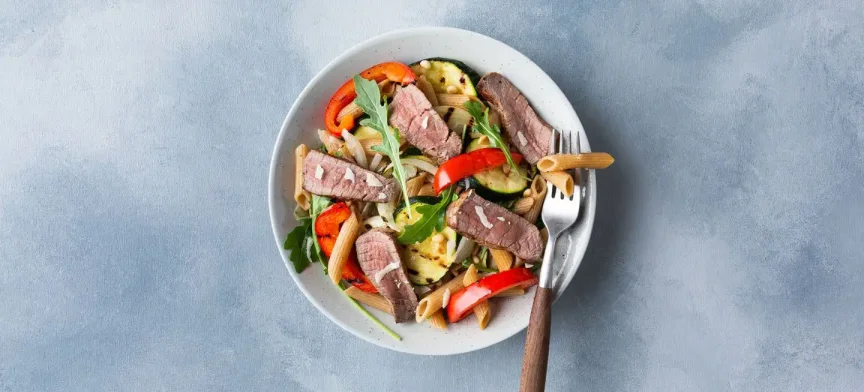 Pasta salad with grilled vegetables and beef