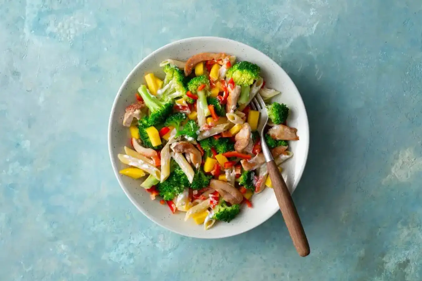 Pasta salad with mango, chicken breast, broccoli and bell pepper
