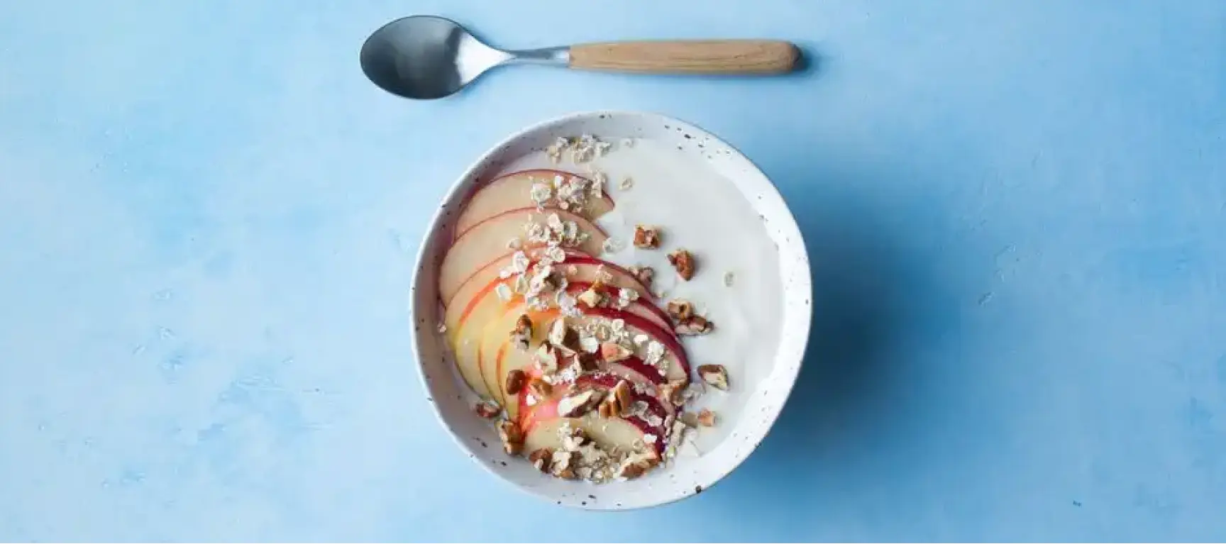 Plant-based variation on yoghurt with oatmeal, apple and pecans