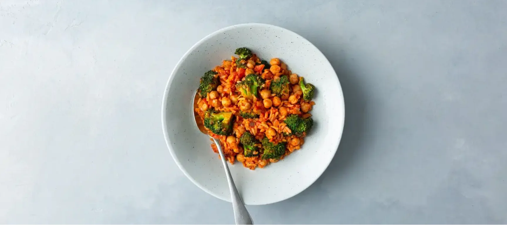 Tomato and broccoli stew with rice and chickpeas