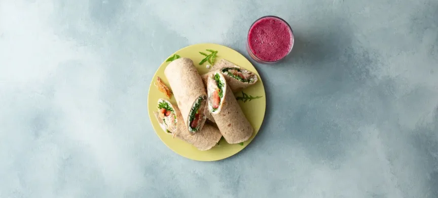 Smoked mackerel, tomato and arugula wrap and a forest fruit smoothie